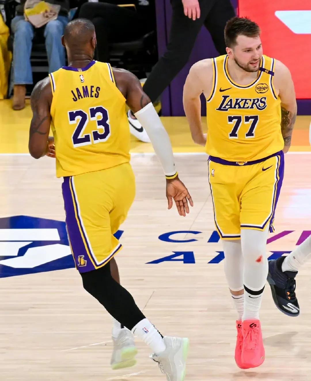 爱游戏体育app下载关于洛杉矶湖人发布备战花絮；冲刺阶段手感冰凉；社区盾任务艰巨；更衣室氛围转暖的信息